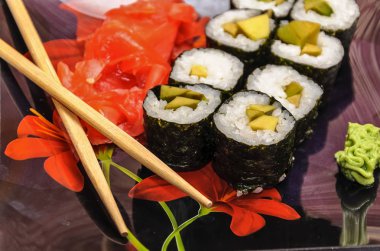 Suşi siyah arkaplanda ayarlandı