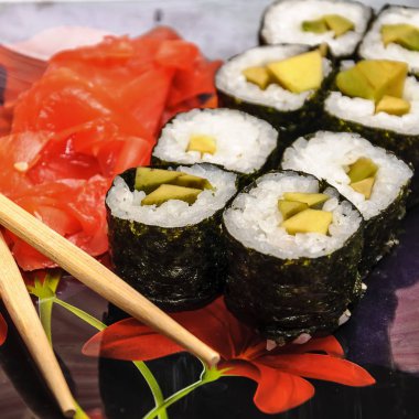 Suşi siyah arkaplanda ayarlandı