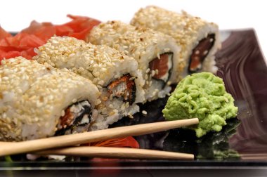 Suşi siyah arkaplanda ayarlandı