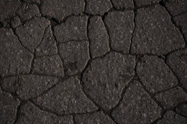 Macro, yoldaki beton asfalt çatlaklarına yakından bakıyor.