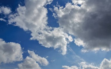 Mavi gökyüzü arka plan beyaz bulutlar ile. Beyaz bulutların üstünde mavi gökyüzü doku