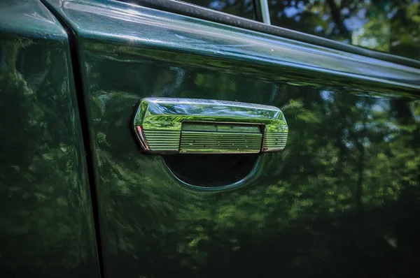 A porta verde de um carro velho. A maçaneta da porta do carro — Fotografia de Stock