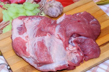 Taze domuz eti kesme için ahşap tahta üzerinde