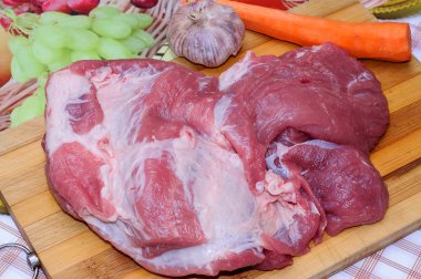 Taze domuz eti kesme için ahşap tahta üzerinde