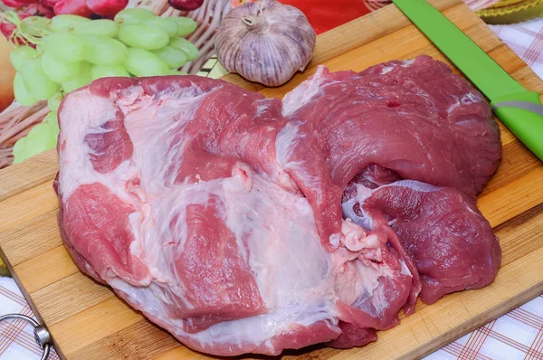 Taze domuz eti kesme için ahşap tahta üzerinde