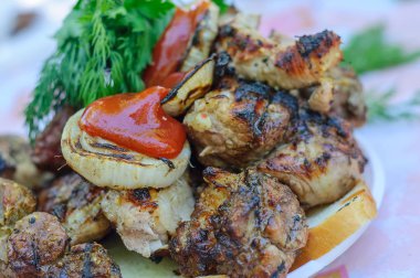 Plaka üzerinde sulu taze domuz. Kızarmış domuz eti