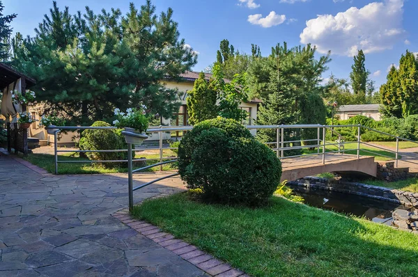 Yaya köprüsü üzerinde Şehir Parkı gölette. Şehir Parkı yaz peyzaj