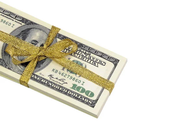 Beyaz arka plan üzerinde beyaz bir kurdele ile yüz dolar faturaları yığını bağlı