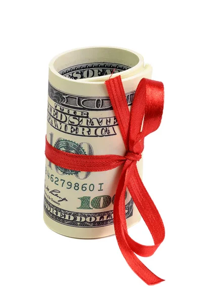 Un paquete de billetes de cien dólares atados con una cinta roja. Dólares aislados sobre fondo blanco — Foto de Stock