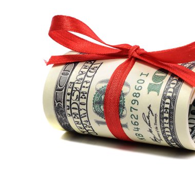 Bohça-in kuş gagası-in yüz dolar kırmızı kurdele ile bağlanmış. Beyaz arka plan üzerinde izole dolar