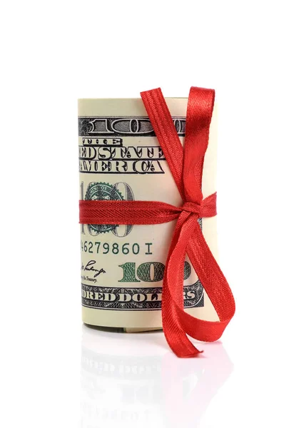 Un paquete de billetes de cien dólares atados con una cinta roja. Dólares aislados sobre fondo blanco Imagen De Stock