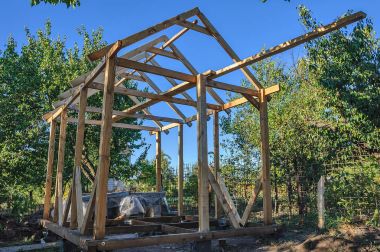 Çerçeve geri kalanı için bitmemiş bir ahşap Pergola