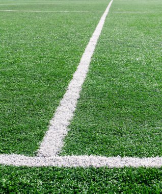 Yeşil futbol sahasında beyaz şerit.