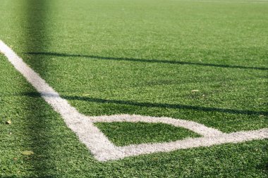 Futbol futbol sahası köşesine. Suni çim