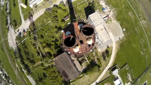 Vue d'en haut de la cheminée d'une usine métallurgique — Video