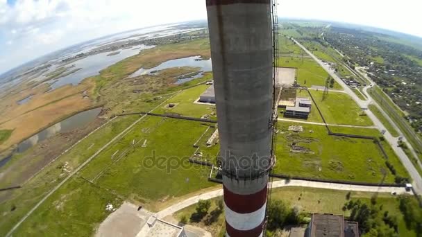 Una vista desde arriba de la chimenea de una planta metalúrgica — Vídeo de stock