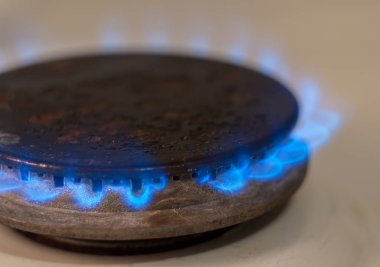 İç mutfak soba gelen mavi ateşten portre vurdu. Yanma ile Ocak propan gazı alevler
