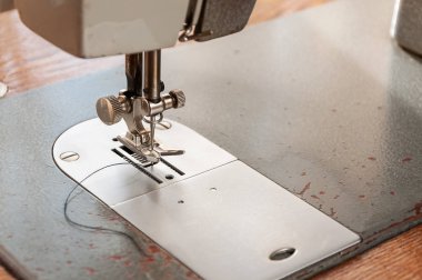 Eski bir dikiş makinesi yakın çekim ayrıntılarını