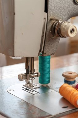 Eski bir dikiş makinesi yakın çekim ayrıntılarını