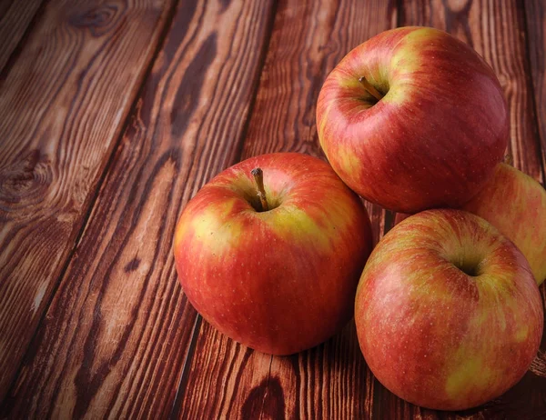 Mele fresche e mature su un vecchio tavolo di legno. Frutta per rispettare la dieta — Foto Stock