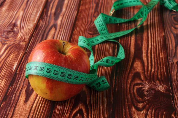 Manzanas frescas y maduras sobre una vieja mesa de madera. Fruta para cumplir con la dieta — Foto de Stock