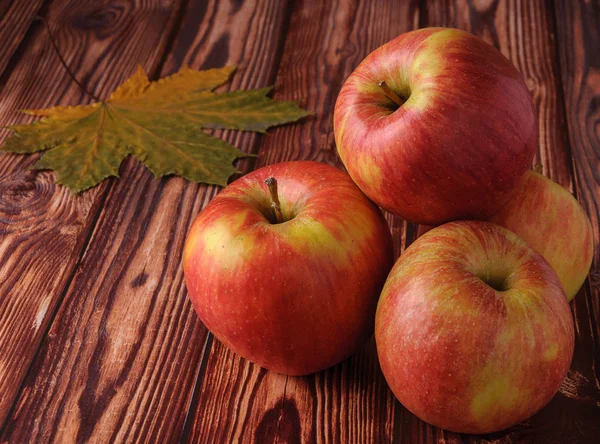 Świeże, dojrzałe jabłka na starym drewnianym stole. Owoce do przestrzegania diety — Zdjęcie stockowe