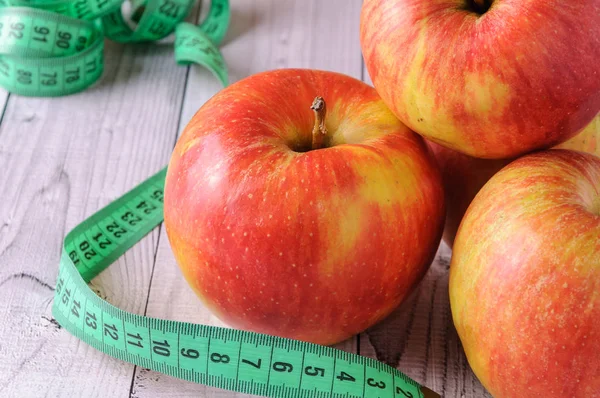 Čerstvý, zralá jablka na starý dřevěný stůl. Plody, které mají dodržovat dietu — Stock fotografie