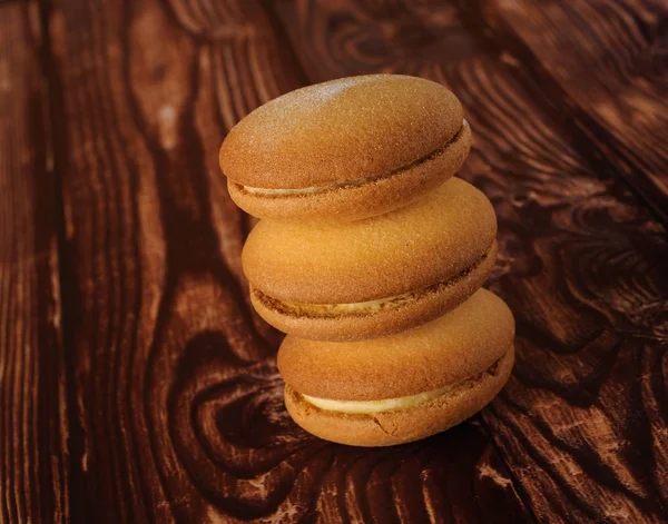 Délicieux biscuits avec garniture banane sur une vieille table en bois. dessert sucré — Photo