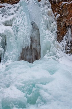 Kışın şelale. Dağ nehir ve dağ yamaçlarında kar