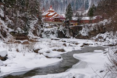 Kış manzarası. Dağ nehir kayalardan akar. Kar ve dağ Nehri
