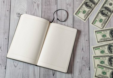 Not Defteri, kalem ve hafif ahşap arka plan üzerinde para