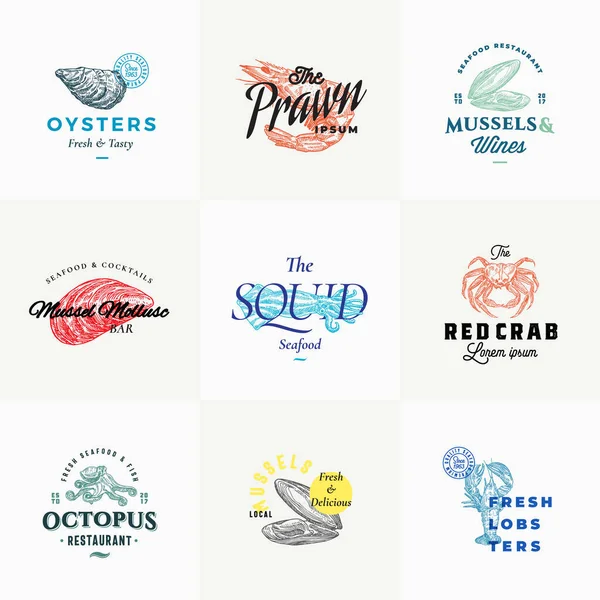 Premium kwaliteit Retro Seafood Vector Signs of Logo Templates Set. Handgetekende vintage schetsen met stijlvolle typografie, garnalen, oester, inktvis, octopus, enz. Geweldig restaurant en Cafe Emblemen. — Stockvector