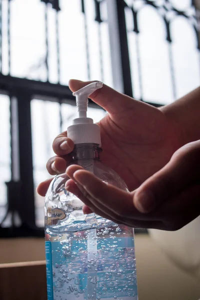 İki küçük beyaz el antibakteriyel jel sürüyor. 