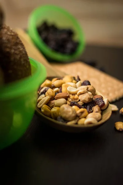 木製のテーブルの上の木製のスプーンや他の健康食品の穀物 — ストック写真