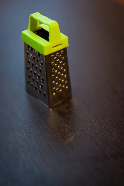 Groene Metalen Rasp Een Houten Tafel Die Vinden Een Keuken — Stockfoto