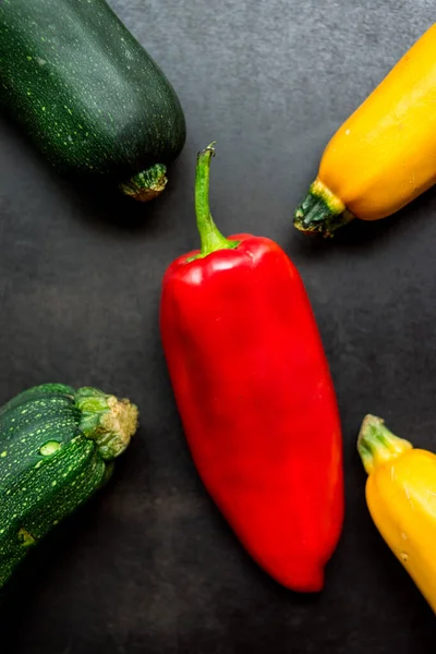 Großer Roter Paprika Umgeben Von Etwas Grünem Und Gelbem Gemüse — Stockfoto