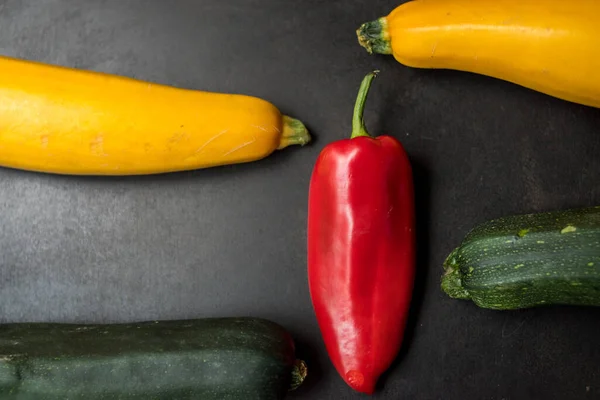 Großer Roter Paprika Umgeben Von Etwas Grünem Und Gelbem Gemüse — Stockfoto