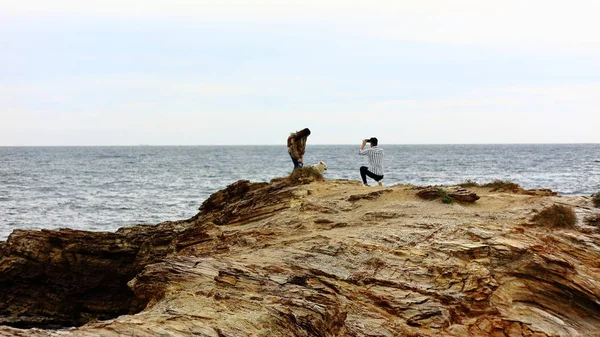 Couple Making Photos Seashore — Stock Photo, Image