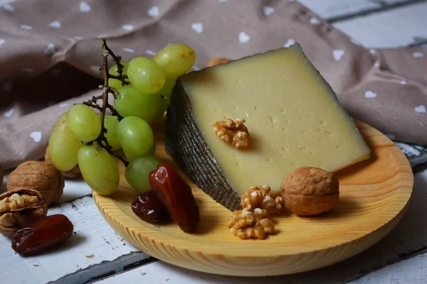 Queijo Cabra Semicurado Acompanhado Uvas Brancas Nozes Tâmaras — Fotografia de Stock