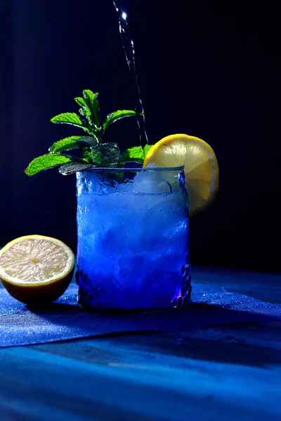 Mojito Mit Zitrone Und Guten Kräutern Erfrischendes Getränk — Stockfoto