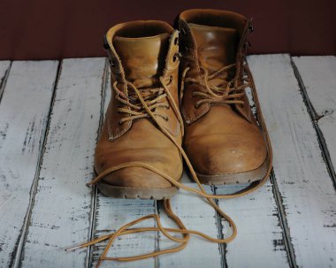 İş botları, beyaz kasklı ve sarı metreyle.