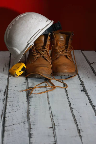 Botas Trabalho Com Capacete Branco Medidor Amarelo — Fotografia de Stock