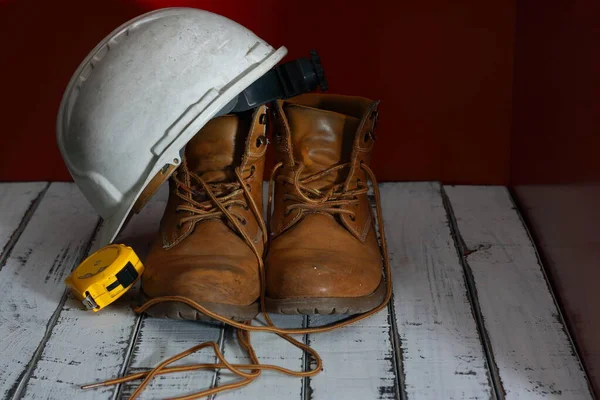 Botas Trabalho Com Capacete Branco Medidor Amarelo — Fotografia de Stock