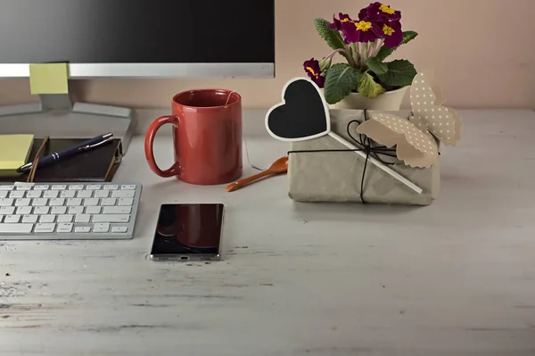 Office Desk Hot Drink Computer Screen Keyboard Gift Box Flower — Stock Photo, Image