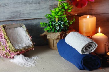 Mumlar, çiçekler, mineral tuzları, yağlar ve diğer dekorasyon elementleriyle güzel bir spa kompozisyonu.