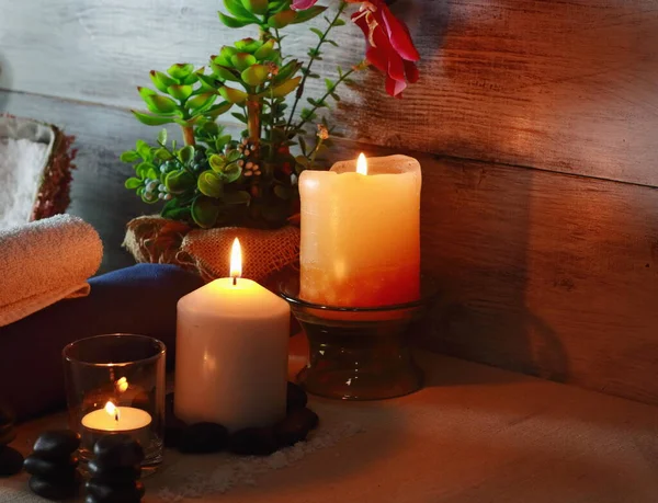 Schöne Wellness Komposition Mit Kerzen Blumen Mineralsalzgläsern Ölen Und Anderen — Stockfoto