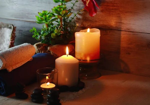 Schöne Wellness Komposition Mit Kerzen Blumen Mineralsalzgläsern Ölen Und Anderen — Stockfoto