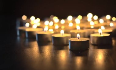 Gecenin karanlığını aydınlatmak ve geride bırakmak için mumlar yakıldı.