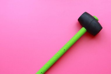 Çekiç ya da küçük çekiç kaplama, döşeme ya da kaldırım için özel kauçuktan yapılmış temel inşaat araçları.