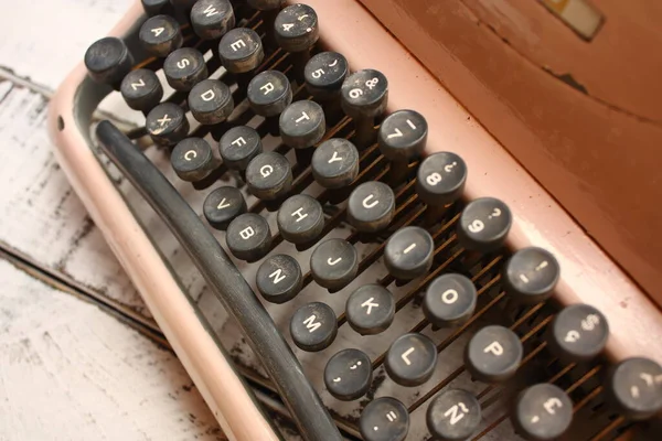 Vieja Máquina Escribir Pintada Rosa Sobre Una Mesa Blanca — Foto de Stock